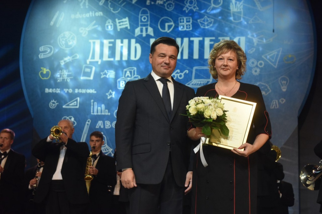 Учителя получат премии. Учителя получат премии. Школа 3 таганрог директор. Директор 30 школы таганрог. Награждение шму саратов.